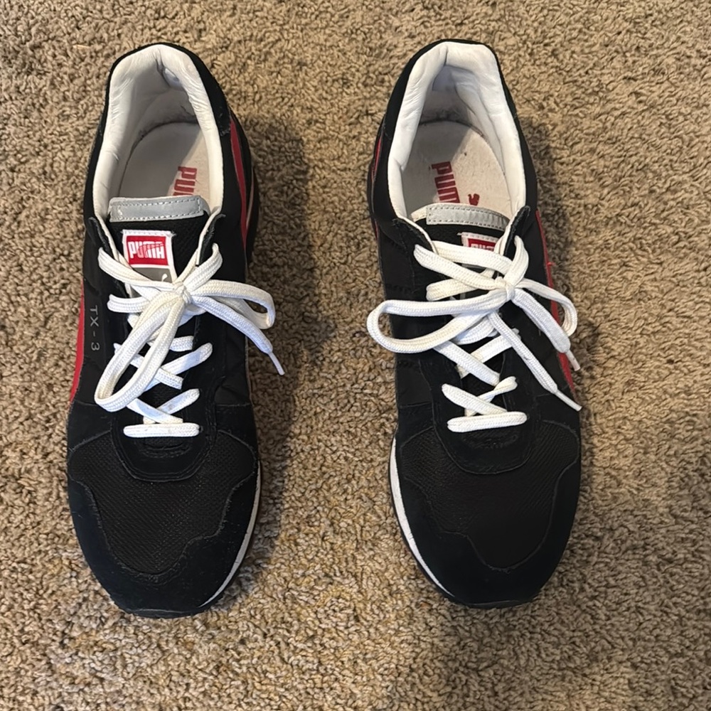 Puma Black and Red Sneakers men’s size 11. In great condition.
